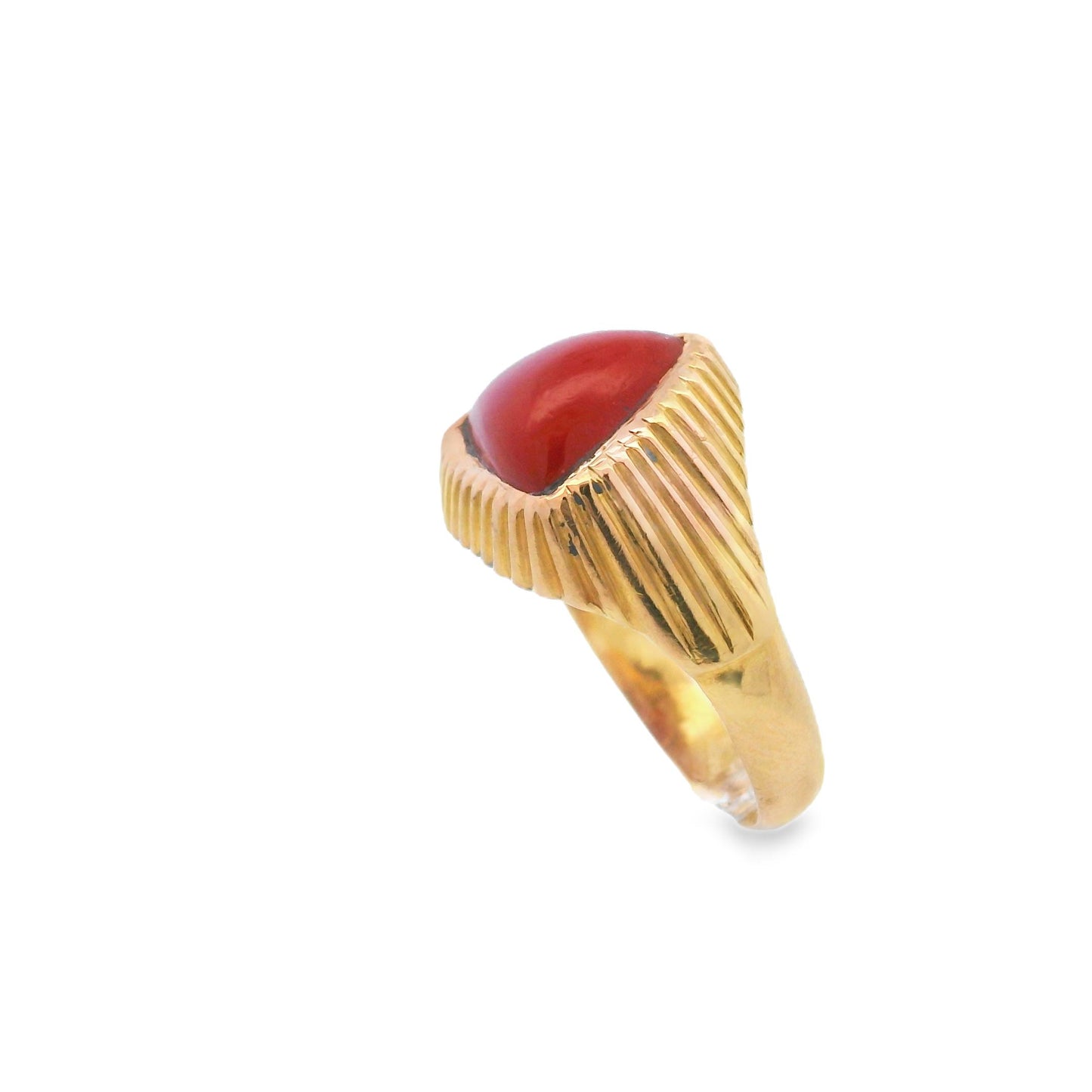 1960s 18k Yellow Gold & Natural Red Triangle Coral Cabochon MCM Ribbed Ring