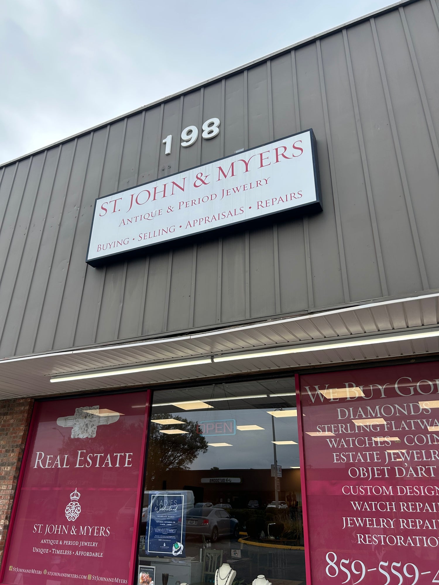 Sell your jewelry in Lexington, Kentucky, including gold, silver, diamonds, and luxury pieces. Trusted local jeweler offering fair and competitive prices.
