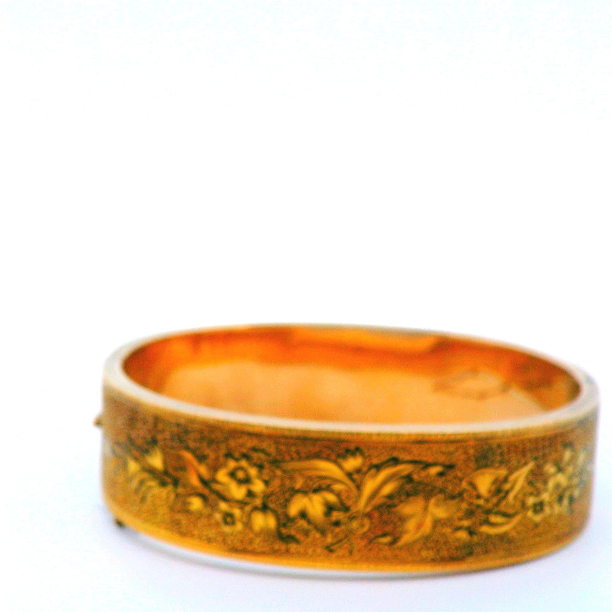 Victorian 14K yellow Gold Hinged Bangle ca 1880