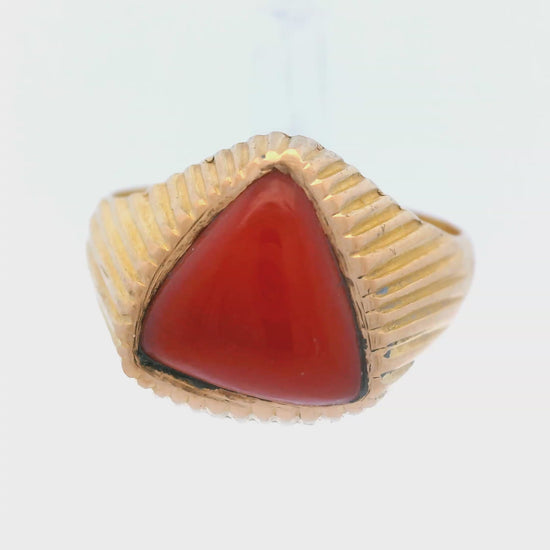 1960s 18k Yellow Gold & Natural Red Triangle Coral Cabochon MCM Ribbed Ring