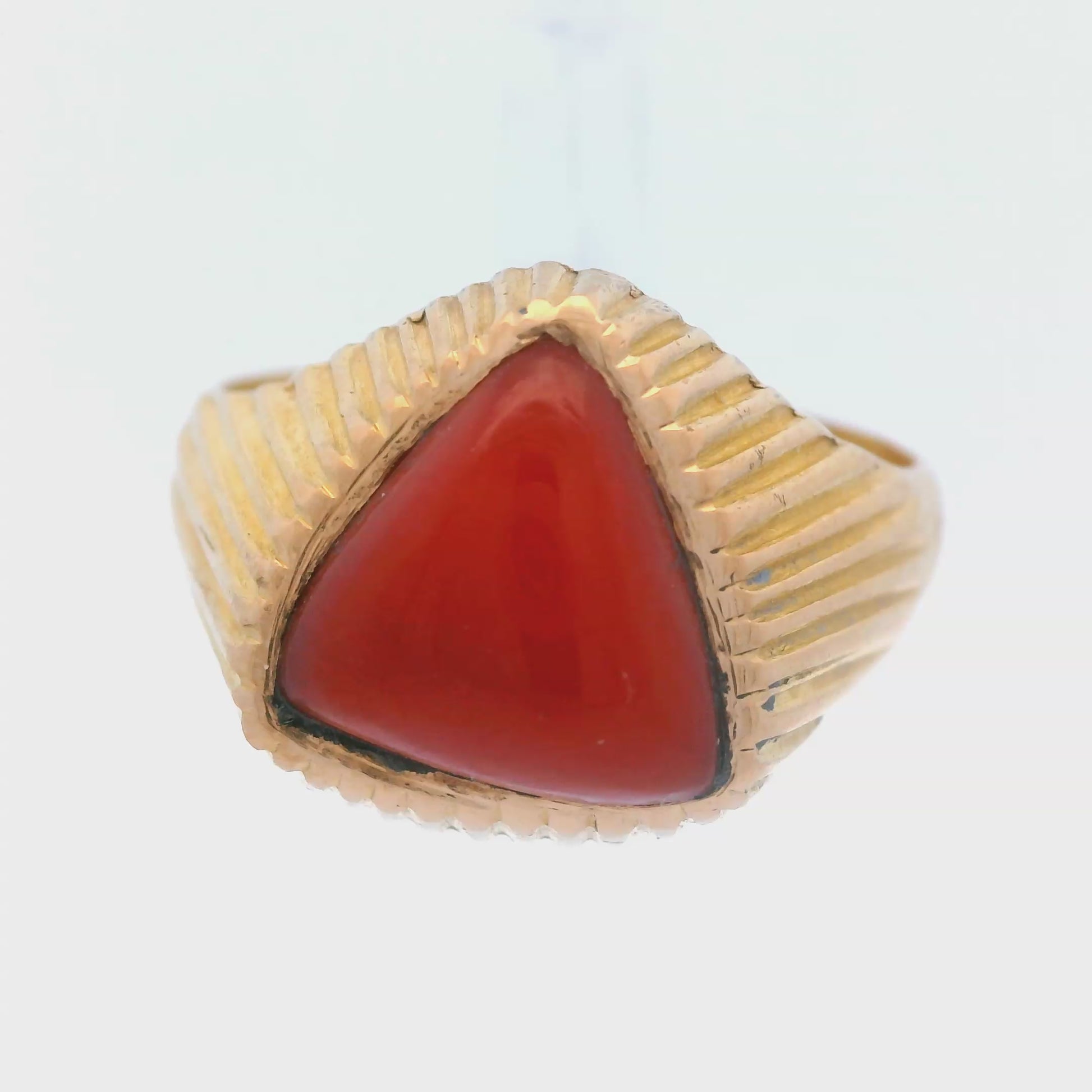 1960s 18k Yellow Gold & Natural Red Triangle Coral Cabochon MCM Ribbed Ring